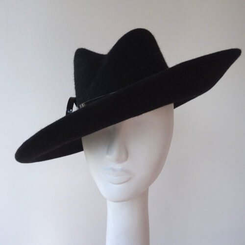 Antracitový klobouk s lesklou mašlí