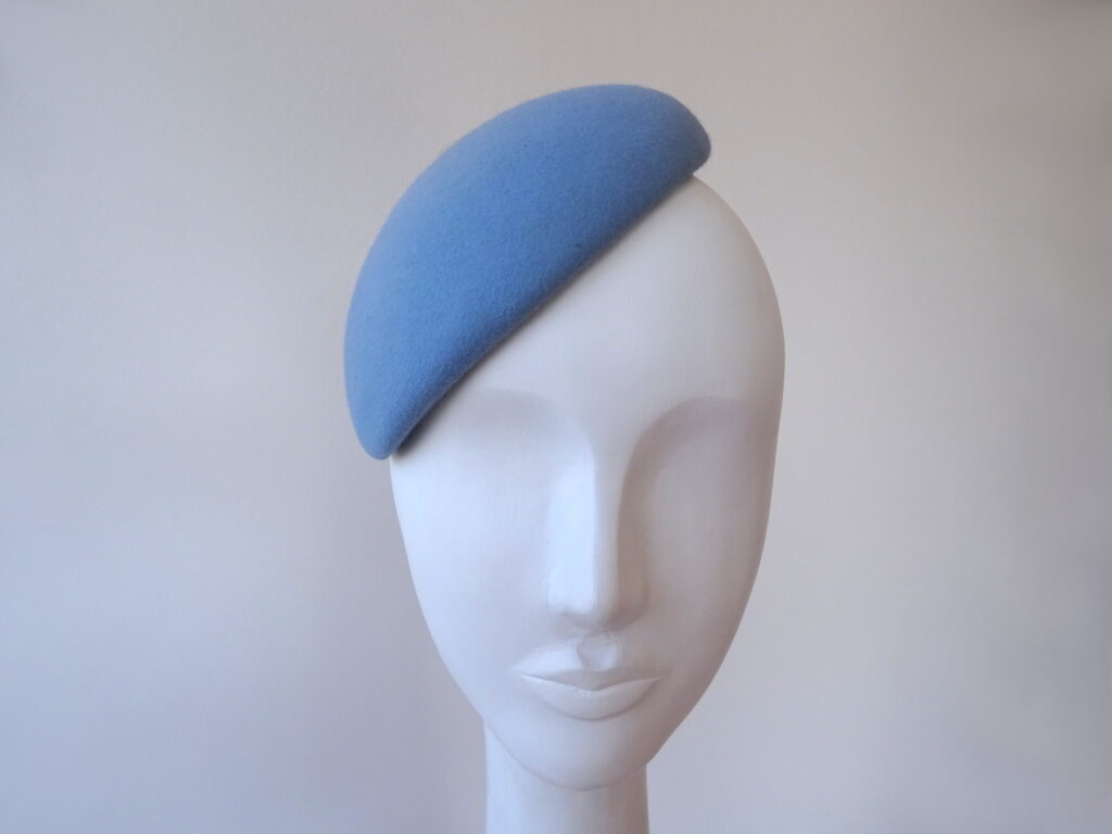 Světle modrý fascinátor