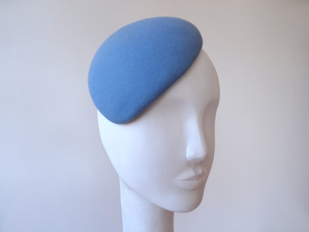 Světle modrý fascinátor