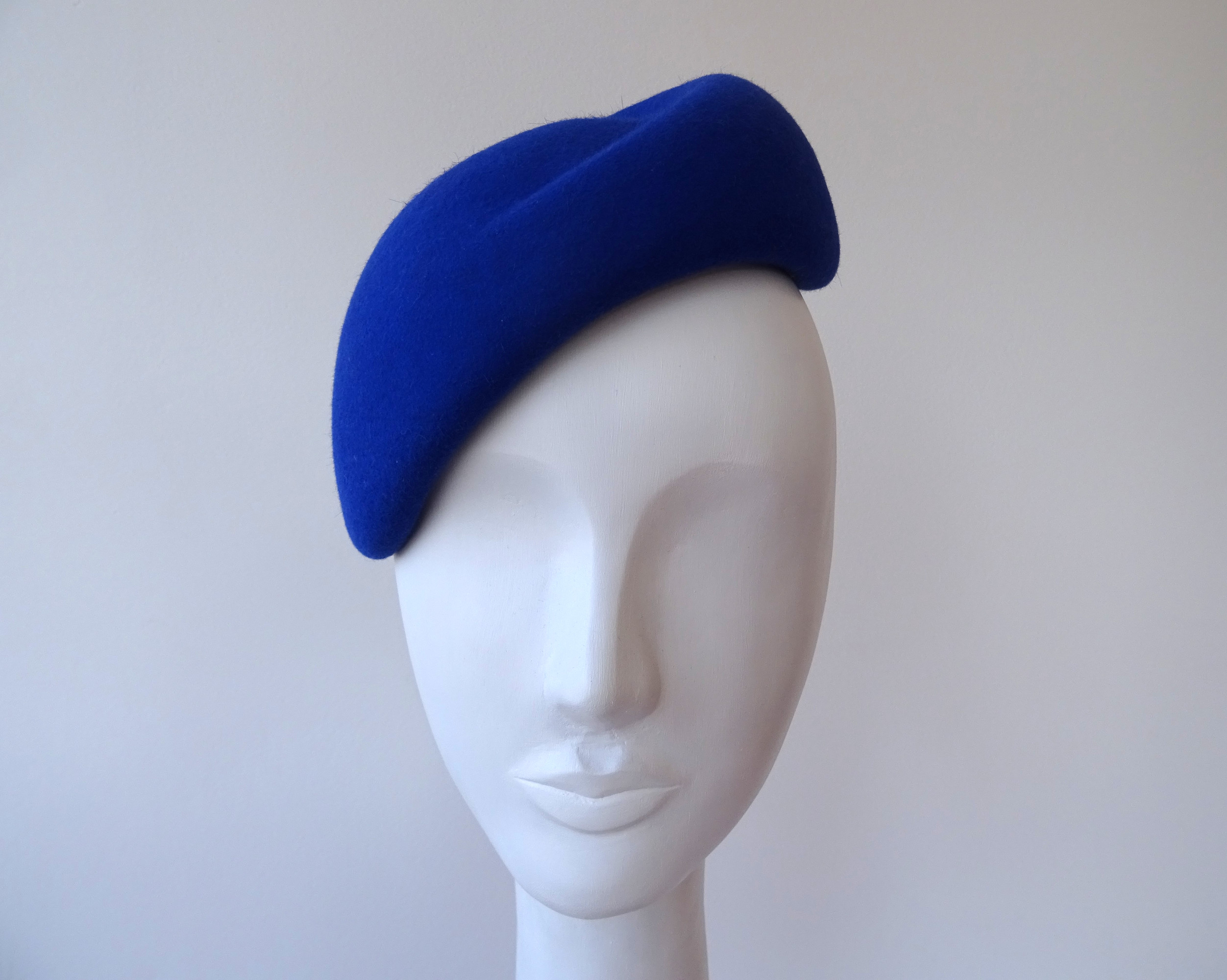 Lapisově modrý minimalistický fascinátor