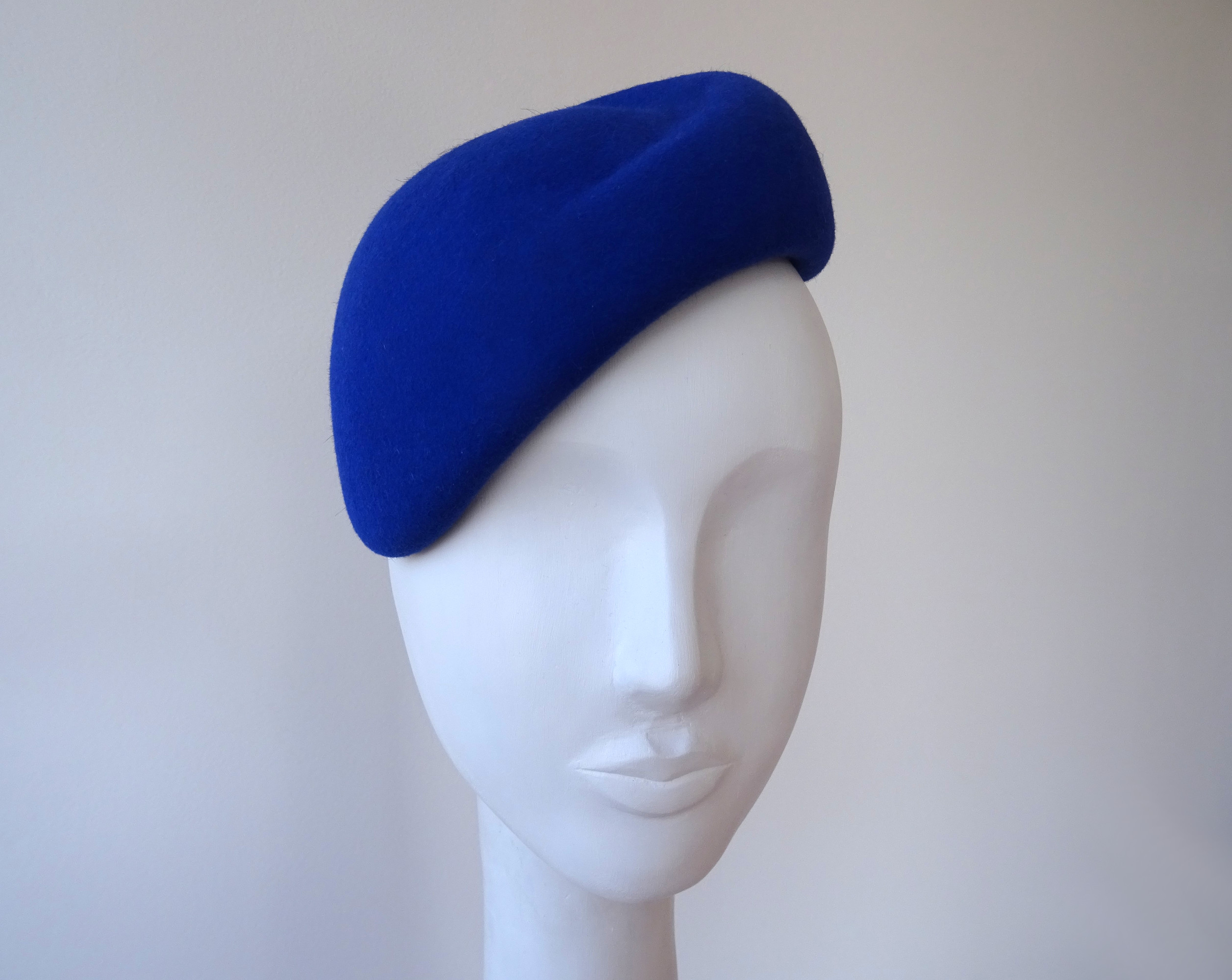 Lapisově modrý minimalistický fascinátor