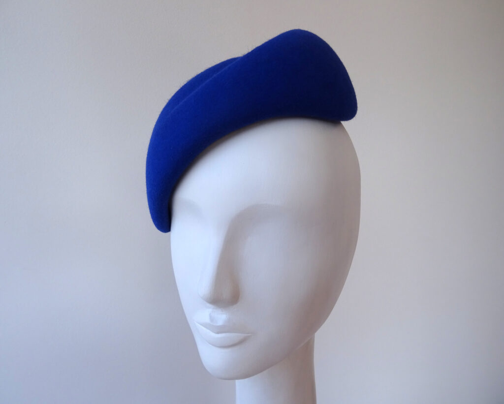 Lapisově modrý minimalistický fascinátor