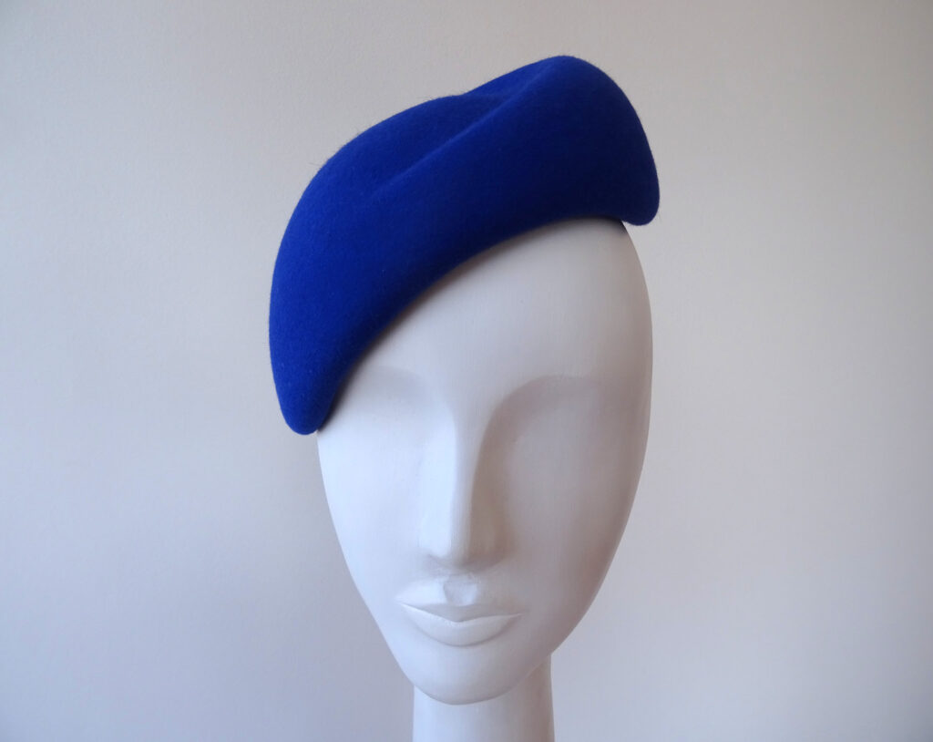 Lapisově modrý minimalistický fascinátor