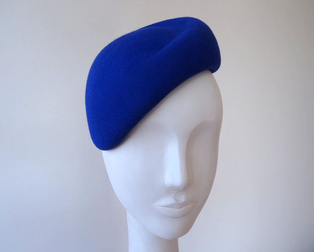 Lapisově modrý minimalistický fascinátor