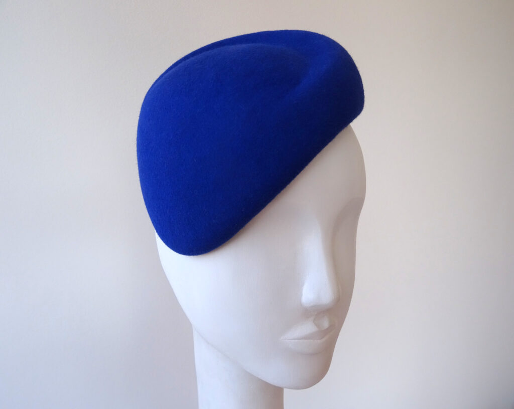 Lapisově modrý minimalistický fascinátor