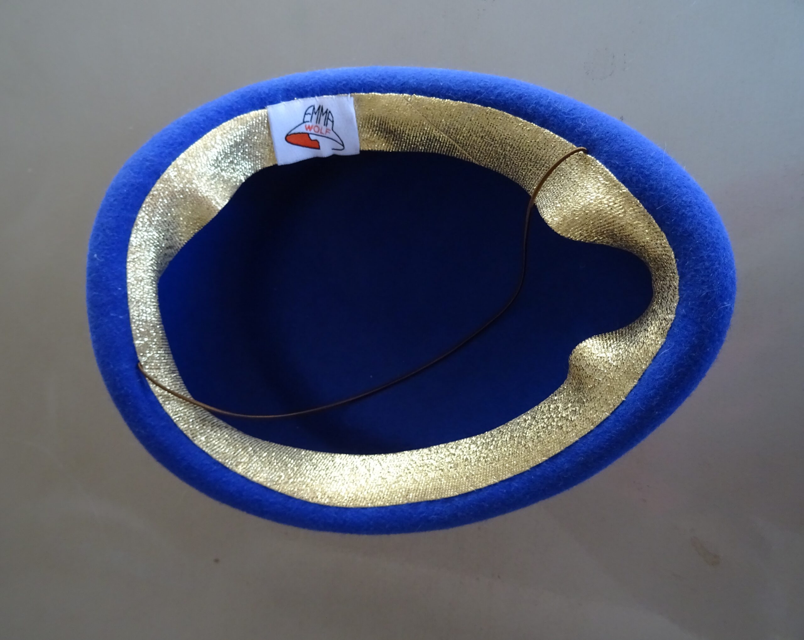 Lapisově modrý minimalistický fascinátor