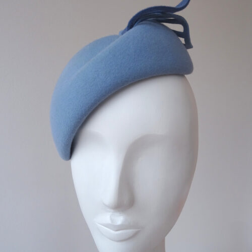 Blankytně modrý fascinátor s lupínky