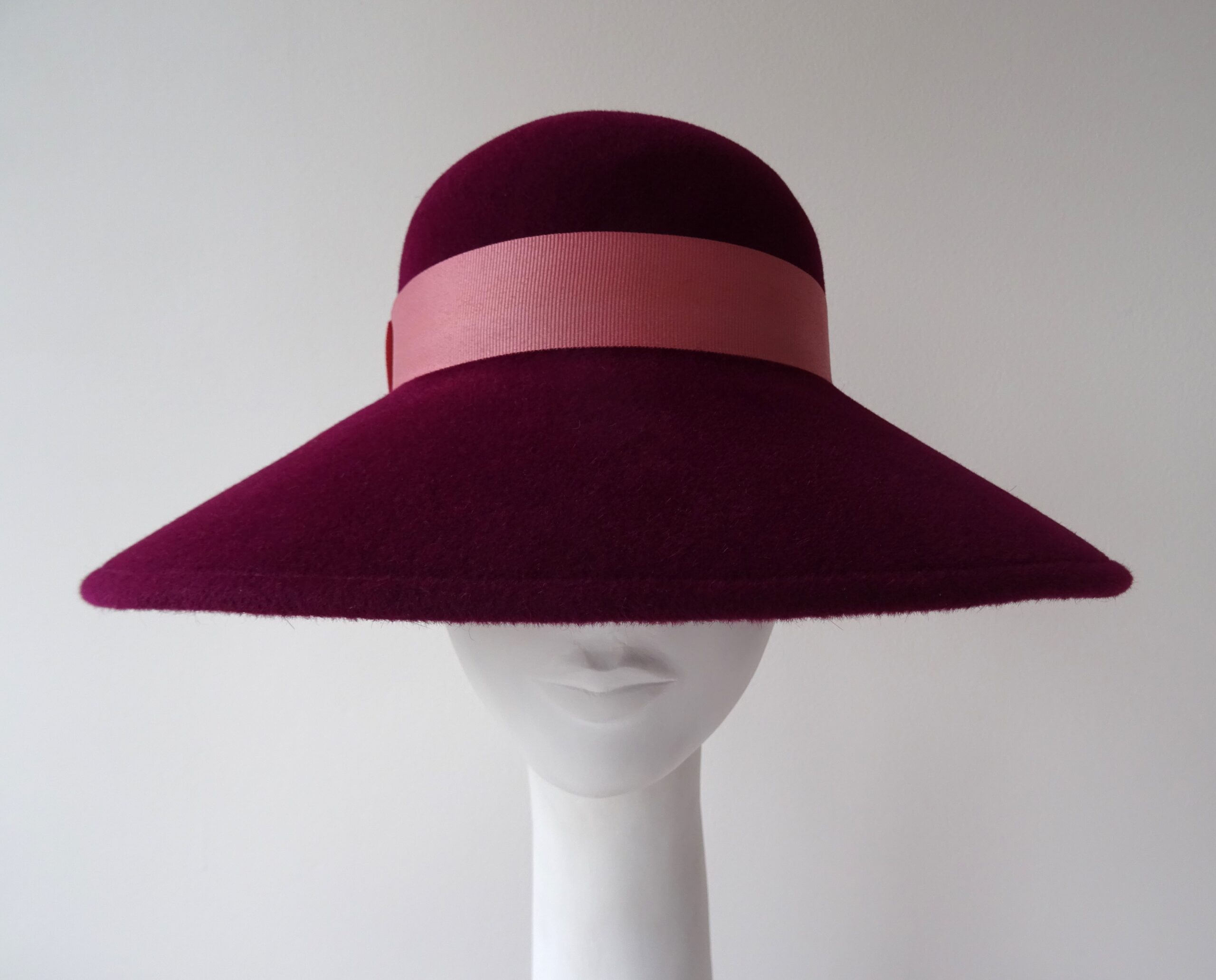 Vínový zimní dámský klobouk