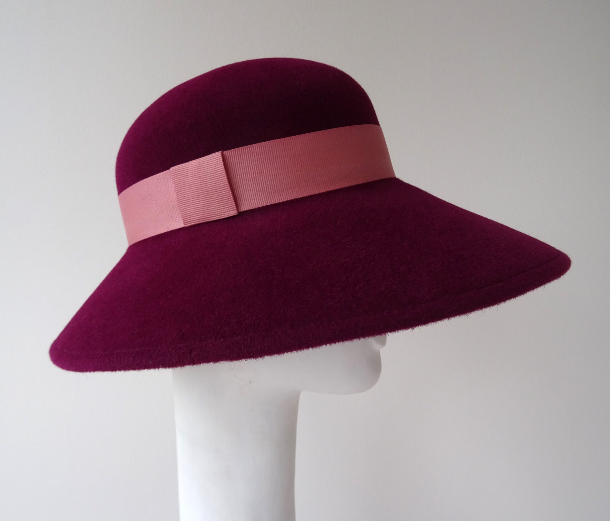 Vínový zimní dámský klobouk