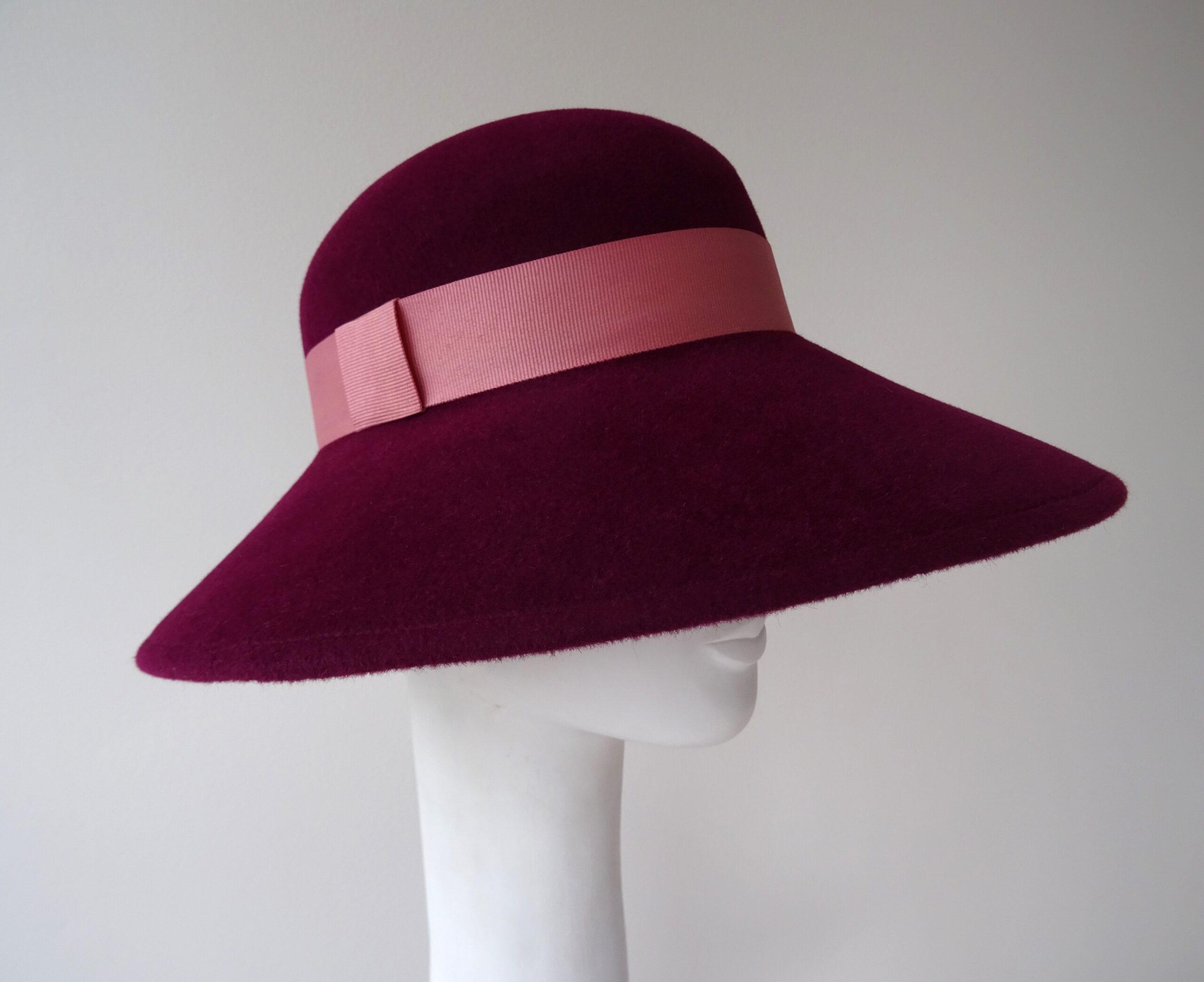 Vínový zimní dámský klobouk