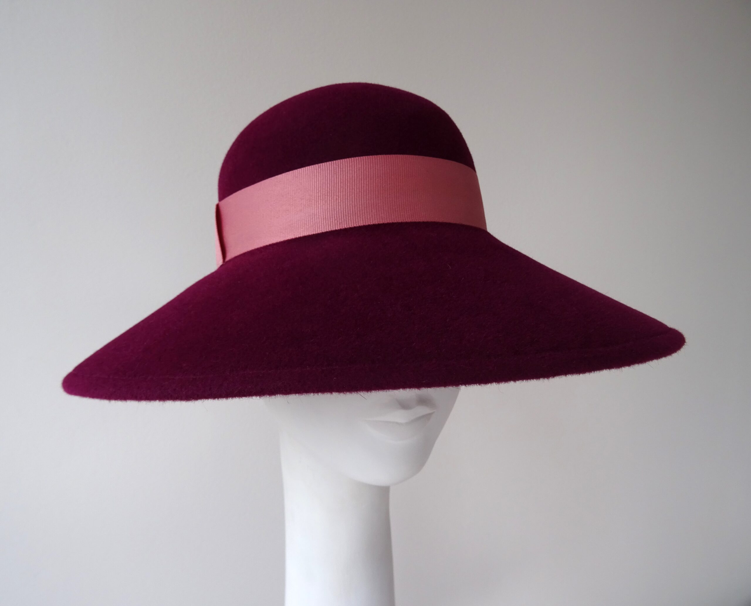 Vínový zimní dámský klobouk